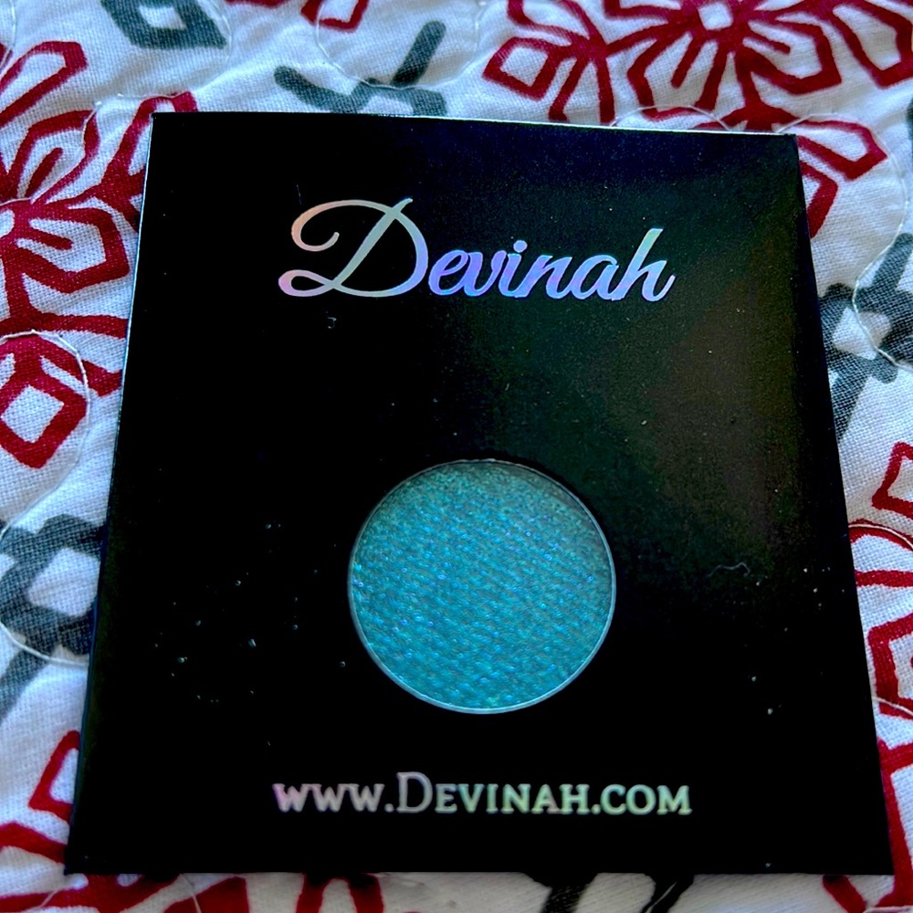 Devinah eyeshadow in Zombi